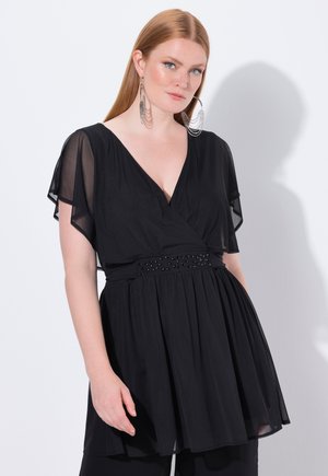 Haut en chiffon noir avec décolleté en V et manches évasées, présentant une taille embellie de perles et une jupe fluide. Texture lisse, design léger.