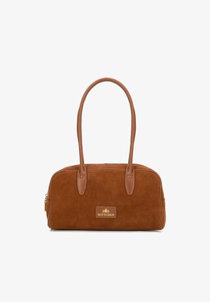 Brązowa torba z zamszu z skórzanymi akcentami, o zaokrąglonym kształcie, z podwójnymi uchwytami i przednią tabliczką z logo. Zamek błyskawiczny i brak widocznych elementów metalowych.