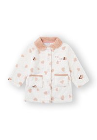 Chaqueta de forro polar con base cremosa y patrones de corazones en marrón claro, cuello suave marrón y bolsillos frontales con cierre de botón.