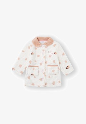 Chaqueta de forro polar con base cremosa y patrones de corazones en marrón claro, cuello suave marrón y bolsillos frontales con cierre de botón.