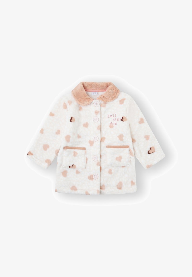 Chaqueta de forro polar con base cremosa y patrones de corazones en marrón claro, cuello suave marrón y bolsillos frontales con cierre de botón.