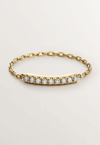 Pulsera de oro con un diseño de cadena, adornada con una fila de cristales redondos y claros engastados en una barra curva y lisa.