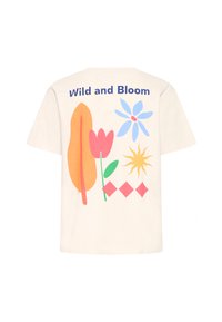 Bombažna majica v kremni barvi s pisanimi abstraktnimi motivi: oranžni list, rožnati tulipan, modri cvet, rumeno sonce in rožnati diamanti. Besedilo: "Wild and Bloom."