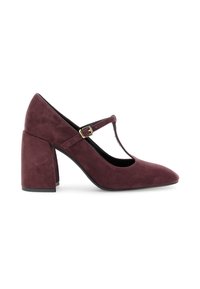 Pantofii din suede burgund cu toc bloc au detalii cu curea în T și cataramă. Au vârful ascuțit și o textură netedă.