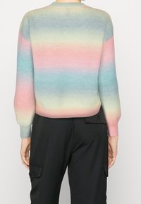 Pull en tricot avec un motif dégradé aux couleurs pastel : bleu, rose et jaune. Manches longues, encolure ronde, texture douce.