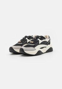 Armani Exchange Športni copati - black/off white