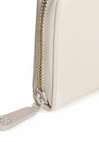 Portafoglio in pelle beige chiaro con finitura testurizzata, dotato di una cerniera dorata e un tirante della cerniera beige liscio.
