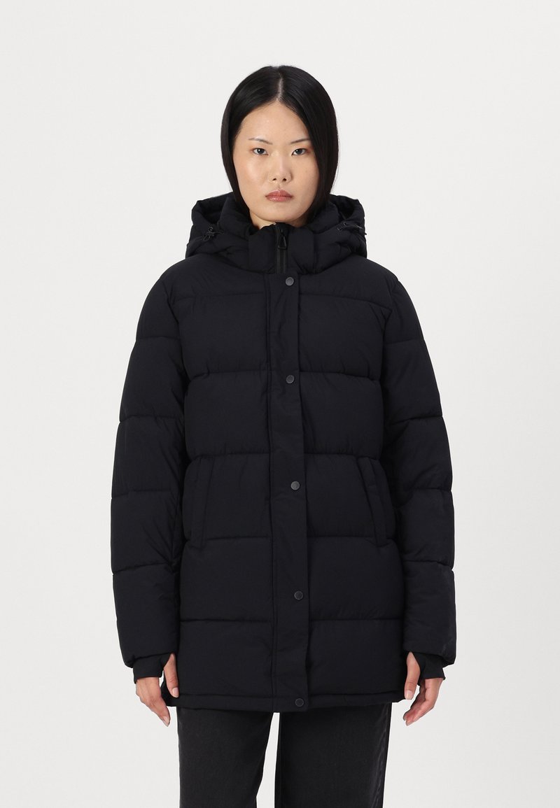 Veste matelassée noire avec capuche, fermée par des boutons, et une texture matelassée. Elle a des manches longues et une coupe décontractée.