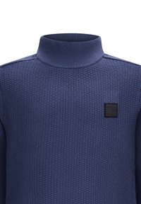 Navyblauer, strukturiertes Rollkragensweatshirt mit einem subtilen Waffelstrickmuster und einem schwarzen Logo-Patch auf der Brust.