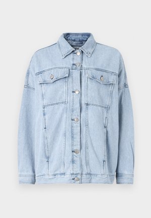 Lyseblå denimjakke med lange ermer, to brystlommer med klaffer, sølvknapper og klassisk krage. Myk tekstur med avslappet passform.