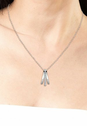 Collana in argento con due pezzi di metallo allungati e lucidi disposti a forma di V, decorata con una fila di cristalli trasparenti al centro.