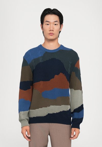 Strickpullover mit einem strukturierten, mehrfarbigen Muster in Blau-, Grün-, Braun- und Orangetönen, mit Rundhalsausschnitt und gerippten Bündchen.
