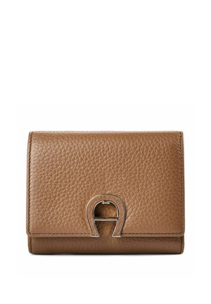 Cartera de cuero marrón texturizado con un cierre metálico plateado en forma de herradura en la solapa frontal, cerrada y de pie.