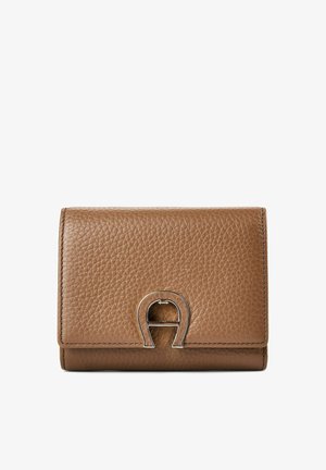 Braune, strukturierte Lederbrieftasche mit einem silbernen, hufeisenförmigen Metallverschluss auf der Vorderklappe, geschlossen und aufrecht stehend.