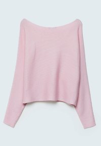 Pull en maille côtelée rose doux avec manches longues et large encolure bateau, présenté à plat sur un fond clair.