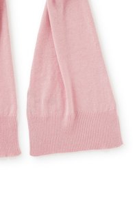 Bufanda de punto rosa con una textura suave, con extremos acanalados y un cuerpo liso. Ligera y de forma rectangular, adecuada para diversas opciones de estilo.