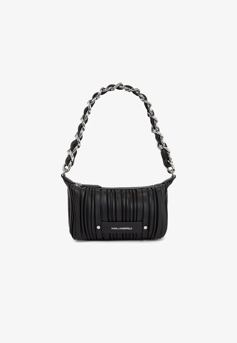 Sac à épaule en cuir noir plissé avec chaîne argentée tissée avec une sangle en cuir noire et plaque avant avec le logo Karl Lagerfeld.