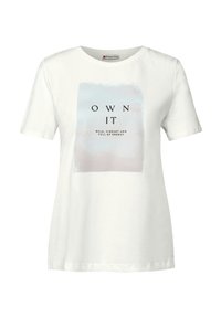 T-shirt blanc à manches courtes avec un carré pastel et le texte "POSSEDEZ-LE" et "Audacieux, vibrant et plein d'énergie" sur le devant.