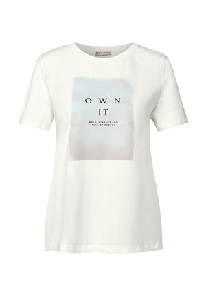 Camiseta blanca de manga corta con un cuadrado en tonos pasteles y el texto "OWN IT" y "Audaz, vibrante y lleno de energía" en la parte frontal.
