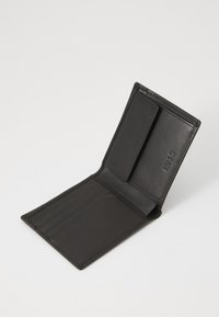 Schwarze Lederbörse mit einem Zweifach-Design, ausgestattet mit mehreren Kartenfächern und einer zentralen Klappe. Glatte Textur und dezentes, geprägtes Branding.