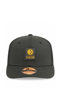 Schwarze verstellbare Baseballmütze mit flachem Schild, vorne mit einem gelben und schwarzen Aufnäher des Pittsburgh Steelers Logos.