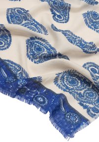 Niebieski szalik w wzór paisley na kremowym tle. Posiada frędzlowane krawędzie i ciemniejszą niebieską obwódkę. Miękka, fakturowana tkanina.