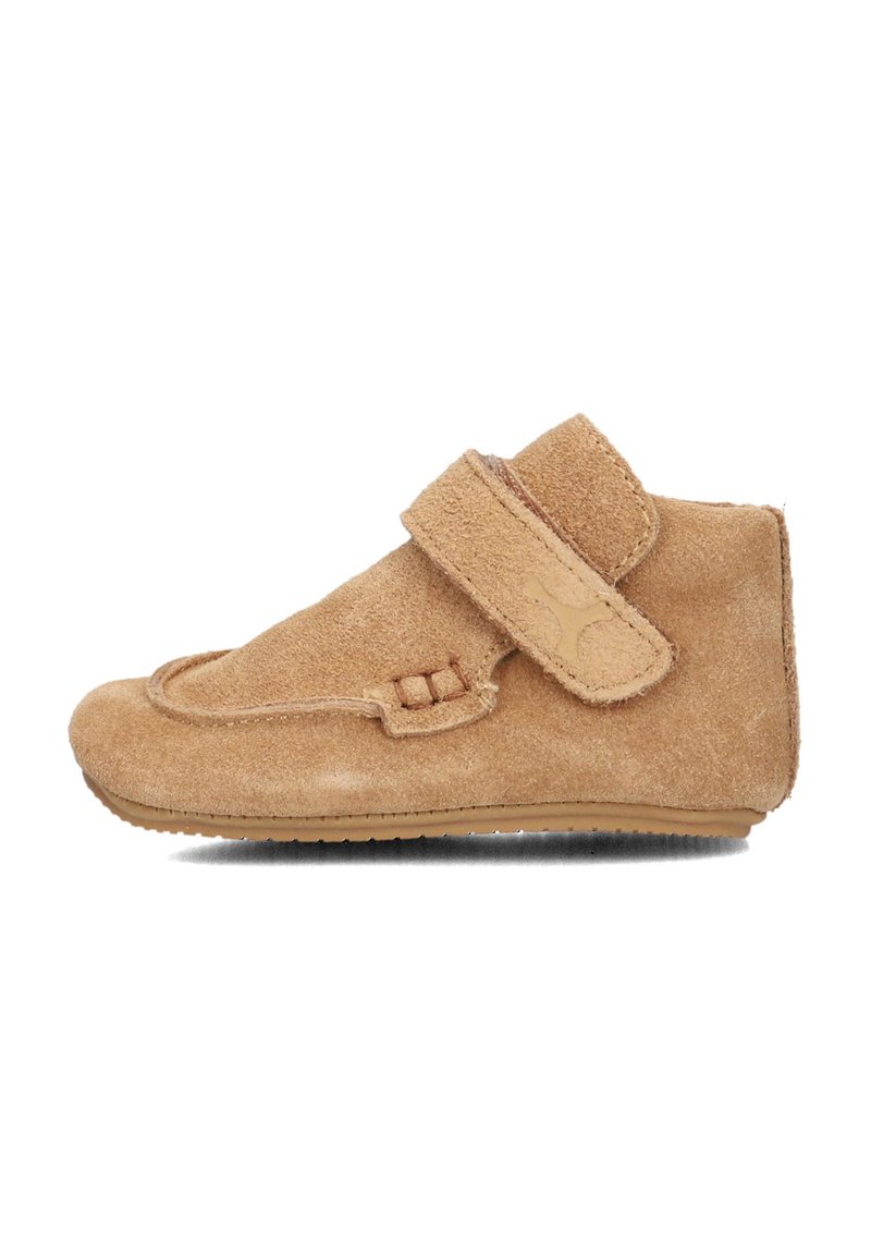 Teddy suède peuterschoen met ronde neus, klittenbandsluiting en gestikte details. Zachte textuur, flexibele rubberen zool voor comfort.