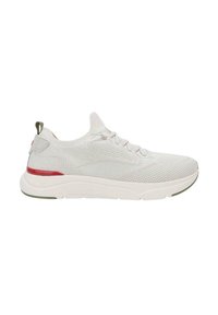 Scarpe athletiche grigio chiaro con una tomaia in rete testurizzata, lacci abbinati e una suola bianca imbottita con un accento rosso e verde.