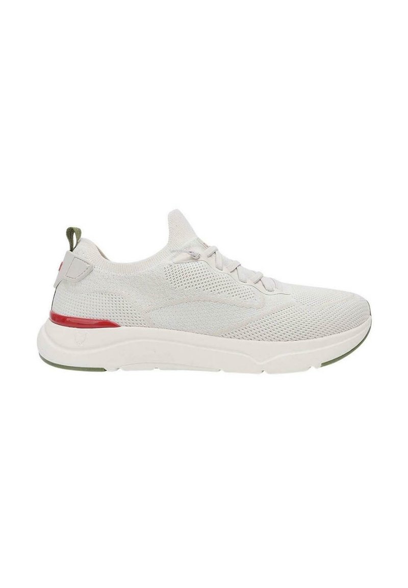 Scarpe athletiche grigio chiaro con una tomaia in rete testurizzata, lacci abbinati e una suola bianca imbottita con un accento rosso e verde.