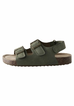 Sandale verzi din suede, cu două bretele reglabile cu catarame, branț căptușit și talpă din plută texturată pentru aderență.