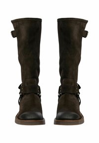 Botas de ante marrón hasta la rodilla con punta redonda negra, que cuentan con dos correas ajustables y hebillas a los lados para un ajuste seguro.