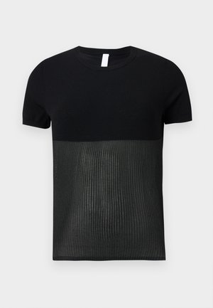 T-shirt noir à manches courtes et col rond, avec une moitié supérieure unie et une moitié inférieure texturée côtelée, sur fond blanc.