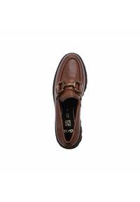 Chaussure en cuir marron à enfiler avec un bout arrondi, accents en boucle métallique et une semelle noire texturée. La doublure arbore la marque "high soft".