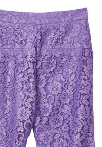 Pantaloni in pizzo viola con un motivo floreale, tessuto testurizzato e una leggera lucentezza. La vita è liscia e ci sono due tasche posteriori.