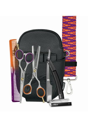 Schwarze Lederetui, das zwei Paar Scheren, zwei Kämme, ein Rasiermesser, ein Klingenpack und einen lila-orange gemusterten Riemen mit Clip enthält.