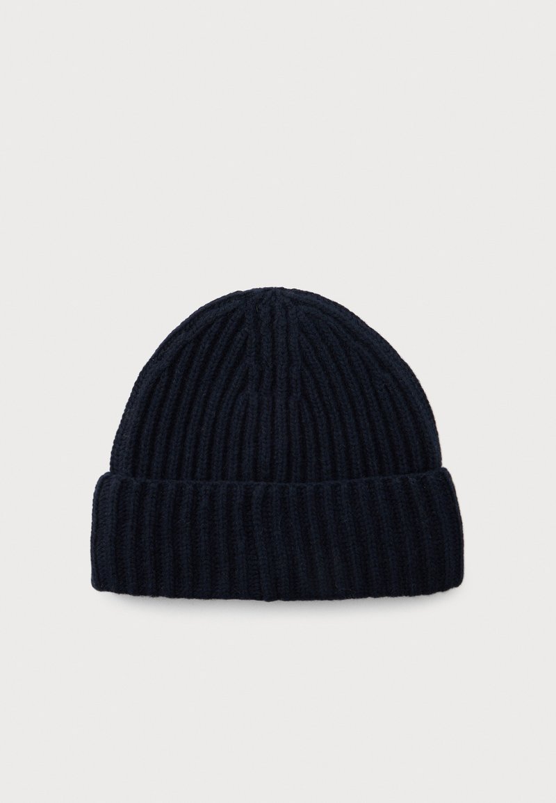 Tume mereva ribaga kootud beanie voltitud äärisega, esitluses lihtsal valgel taustal.