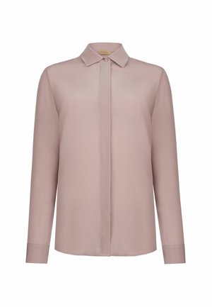 Helle rosa Bluse mit langen Ärmeln aus glattem Stoff, ausgestattet mit einem klassischen Kragen und einer knöpfbaren Vorderseite, die einen leicht abgerundeten Saum hat.