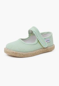 Světle zelené kanvasové espadrilky s páskem na suchý zip, texturovaným svrškem a tkanou jutovou podrážkou. Zaoblená špička a polstrovaný interiér pro pohodlí.