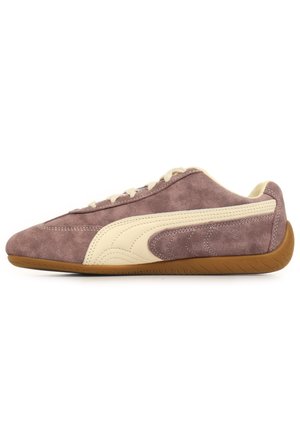 Vue latérale d'une basket en daim marron avec des détails à rayures crème et une semelle en caoutchouc beige.