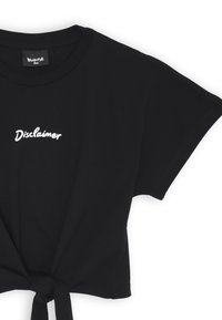 T-shirt nera in cotone con colletto rotondo e maniche corte, caratterizzata da una scritta bianca ricamata "Disclaimer" sul davanti e un nodo legato all'orlo.