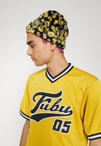 FUBU VARSITY - T-shirt estampada - gold