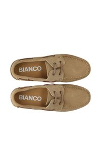 Herren Loafer aus hellbraunem Wildleder mit Schnürdetails und Steppnähten, mit "BIANCO" auf der Innensohle, aus einer Draufsicht gezeigt.