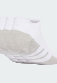 Biele športové ponožky s šedou pätou a špičkou, s rebrovanými manžetami a tromi bielymi pruhmi na boku. Mäkka textúra, dĺžka po členky.