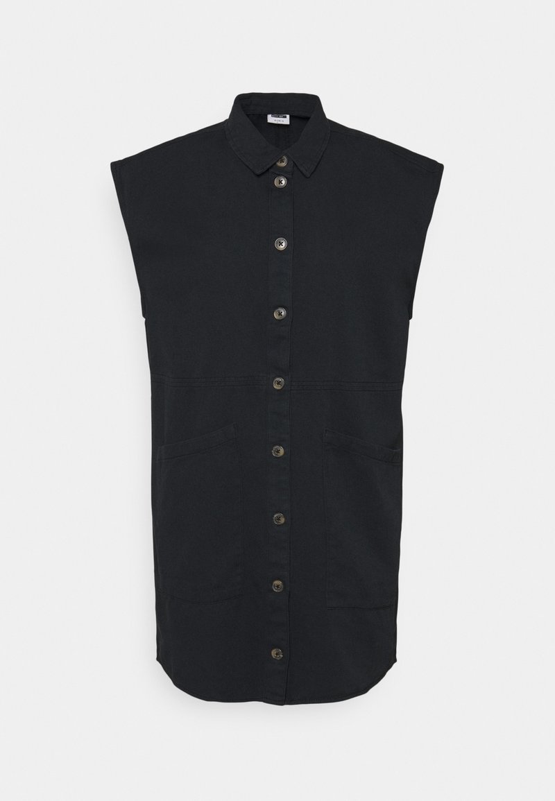 Robe-chemise noire sans manches avec col, boutons à l'avant et deux grandes poches frontales, présentée sur un fond neutre.
