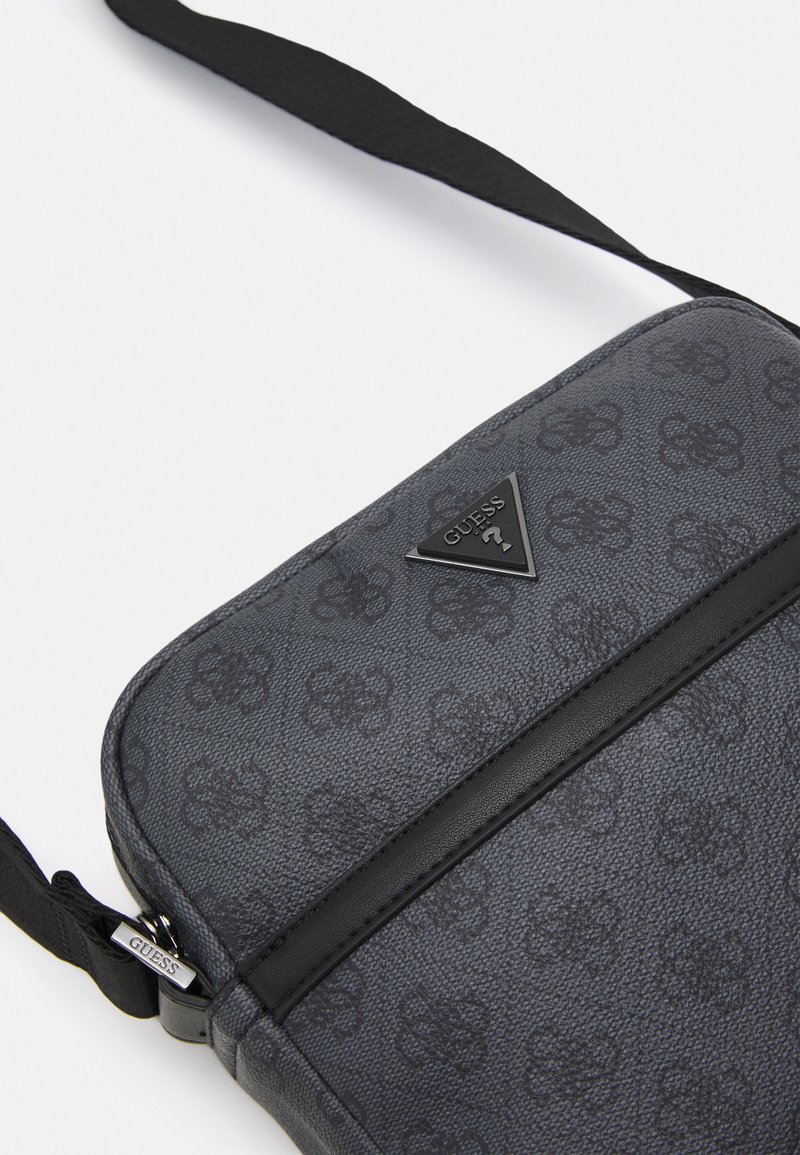 Herren Umhängetaschen | Guess VEZZOLA SMART COMPAC Umhängetasche black/schwarz - PI68548 Herren Umhängetaschen | Guess VEZZOLA SMART COMPAC Umhängetasche black/schwarz - PI68548
