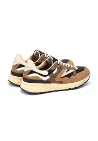 Zapatillas de ante marrón y negro con acentos crema; punta redondeada, suela acolchada con un patrón geométrico y diseño de cordones.