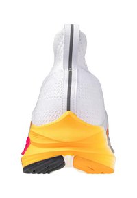 Hvide strikkede sneakers med en tekstureret overdel, orange og pink accenter samt en tyk gul sål. Har en reflekterende grå hælflap.