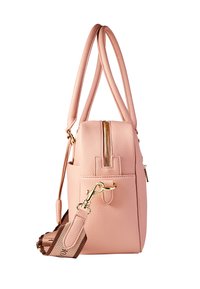 Rosa läderhandväska med texturerad yta, guldaccessoarer, dragkedjestängning och justerbar axelrem. Sido vy som framhäver form och design.