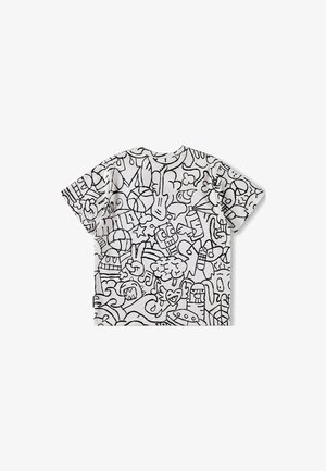 Weißes Baumwoll-T-Shirt mit einem schwarzen, liniengezeichneten Muster aus verschiedenen verspielten Kritzeleien und Symbolen, darunter Herzen, Wolken und Sportartikel.