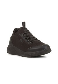 Zapatilla negra con parte superior de punto, suela de goma y acentos de malla. Presenta agujetas elásticas y una cinta para facilitar su colocación. Diseño ligero.